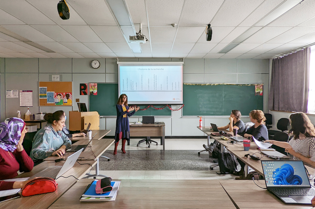 Une chercheuse du CÉRSÉ partage ses connaissances avec des étudiants et étudiantes du Cégep de Rosemont