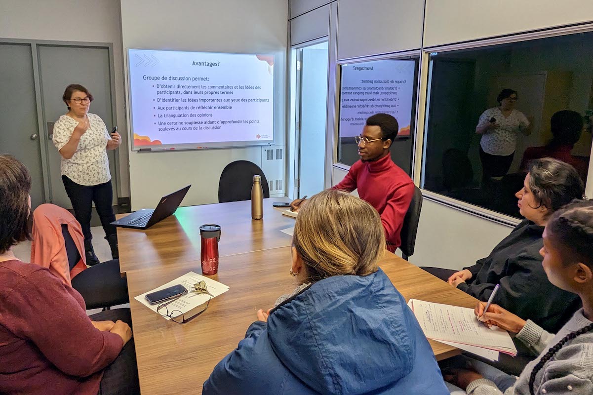 La chercheuse Tassadit Zerdani échange avec les élèves de TRGD